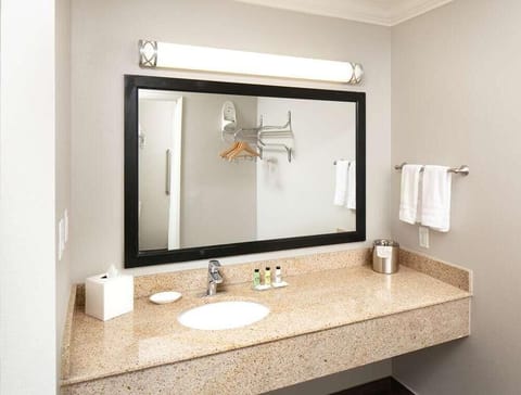 Full bathroom, with all the essentials provided!