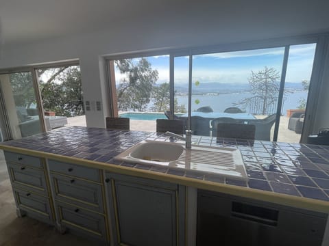 Kitchen with uninterrupted views of the terrace, pool and bay of Cannes