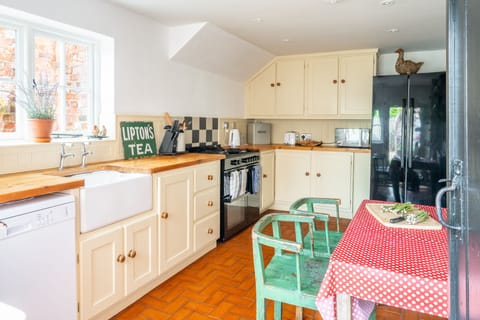 Ground floor: Kitchen with range style cooker