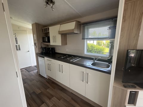 Kitchen, kitchen utensils, bake oven, mini fridge, coffee machine, cooker - EEZZ