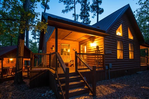 Broken Bow Vacation Rental | 2BR | 2BA | 1,000 Sq Ft | 4 Exterior Stairs