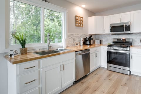 Kitchen | Cooking Basics | Keurig & Drip Coffee Maker | 2nd Floor