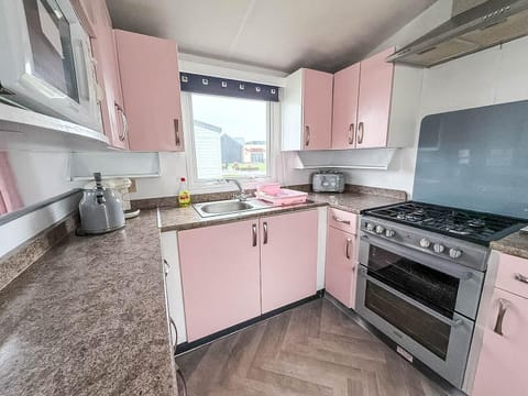 The caravan kitchen is perfect for preparing snacks and meals during your relaxing weekend breaks.