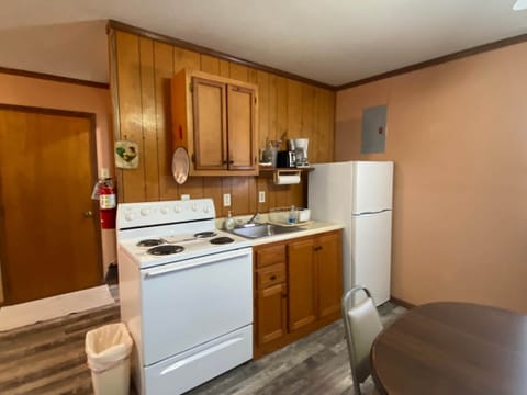 Cabin 9 - entry way and kitchen
