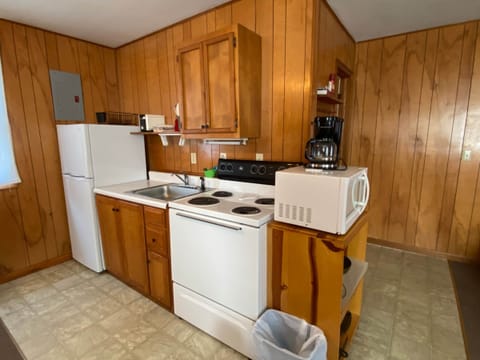 Cabin 10 - kitchen
