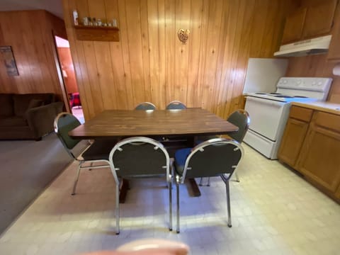 Cabin 11 - dining area