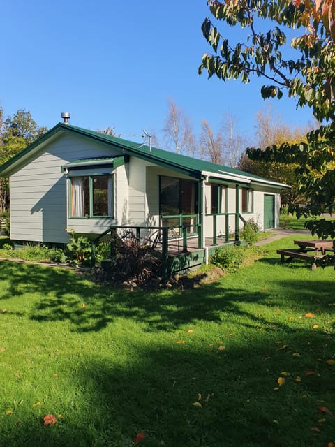 Lovely sunny cottage with internal garage