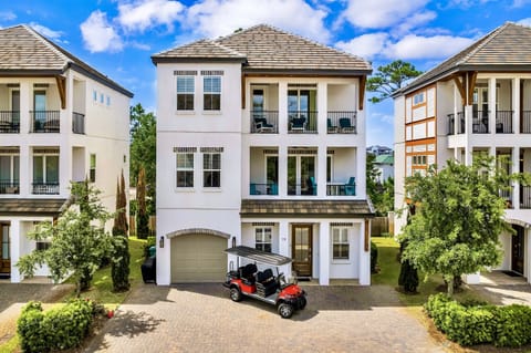 6-seat Golf Cart FREE during your stay! 2 minutes to the beach. Sleeps 15, 6 bedrooms, 5.5 bath, and 9 beds. Game room and bunk rooms. Heated pool steps from the house!