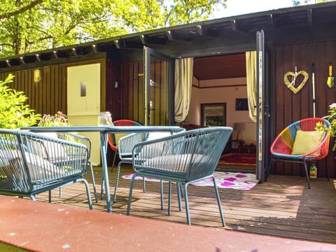 Sitting-out-area | The Cabin, Cenarth