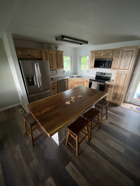 kitchen w/island
