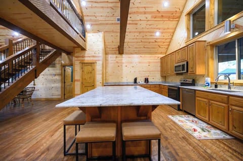 Be right in the middle of the action between kitchen and living room seating at the large bar counter.
| The Lodge by Boutiq Luxury Vacation Rentals | Broken Bow, Oklahoma