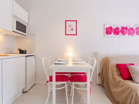 Sky, Building, Table, Window, Outdoor Furniture, Urban Design, Wood, Shade, Condominium, House