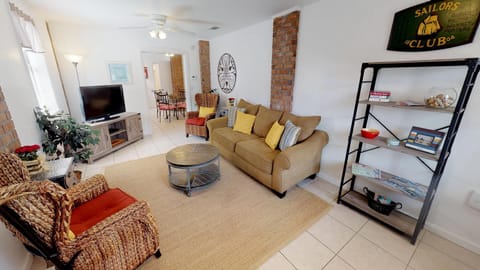 Welcome to 1603 Lovell Avenue Lower