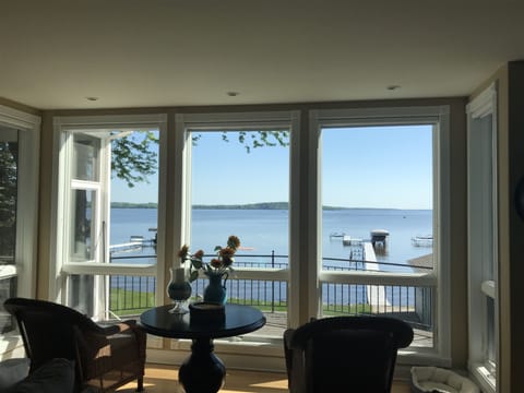 Kitchen sitting area 