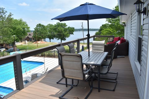 40' TOP DECK w/new conversation area, dining table & new propane grill