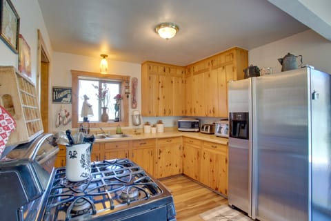 Kitchen | Cooking Basics | Coffee Maker | Paper Towels/Trash Bags Provided