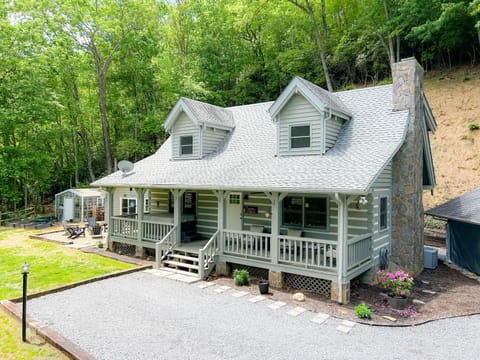 private hilltop retreat - Amazing Grace Cabin