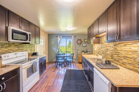 Full size kitchen fully stocked with all of your cooking essentials.