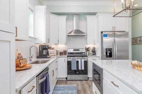 Updated, fully functional kitchen with new appliances