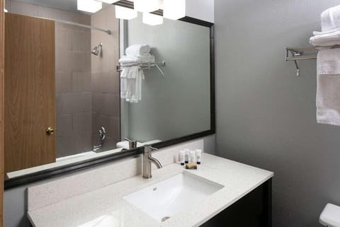 Full bathroom, with all the essentials provided!