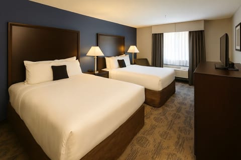 A comfortable unit with 2 Queen size bed and a flat screen TV.