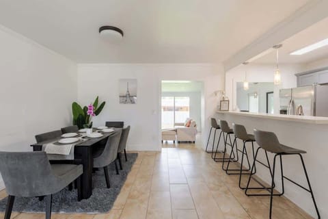 Share a delicious dinner with your loved ones at our six-seat dining table and our 4-seat countertop, fully equipped with a complete dinner set, including deep and flat plates, glasses, cups, and cutlery.