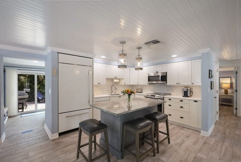 High-end beachy kitchen