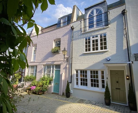 Private house in  prime South Kensington address.