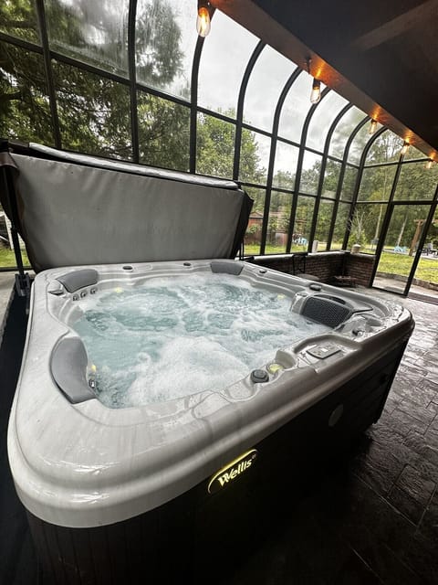 Indoor spa tub