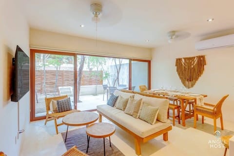 Wonderful and luminous living space with Smart TV