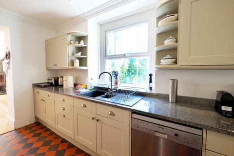 The Retreat - 5 Bedroom House - Horton (2903)