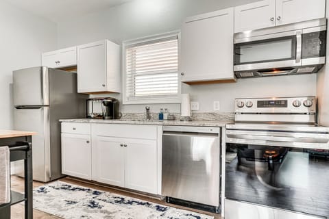 Kitchen | Cooking Basics | Coffee Maker | Paper Towels/Trash Bags Provided