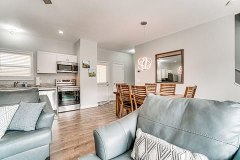 Living Room | Queen Sleeper Sofa | Free WiFi | Central A/C | Smart TV