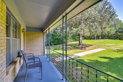 Oxford Vacation Rental | 2BR | 1BA | 900 Sq Ft | Steps Required to Access