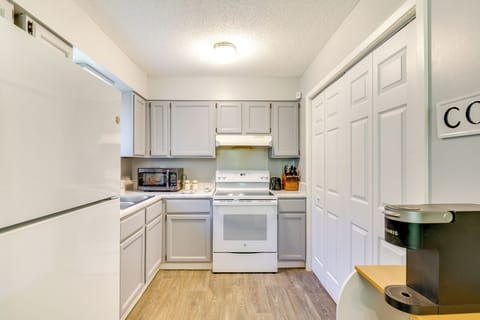 Kitchen | Cooking Basics | Coffee Maker | Paper Towels/Trash Bags Provided