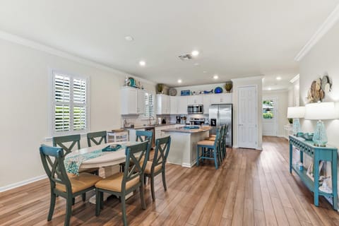 Eat-in Kitchen & Breakfast Bar