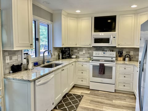 This kitchen features granite countertops and all the appliances you will need!