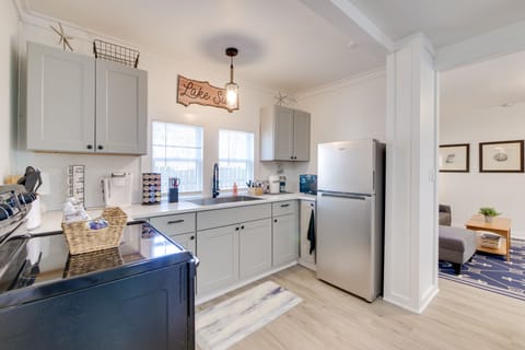 Kitchen | Single Story | Blender | Toaster | Trash Bags & Paper Towels | Spices