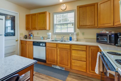 Kitchen | Cooking Basics | Dishwasher | 2 Coffee Makers