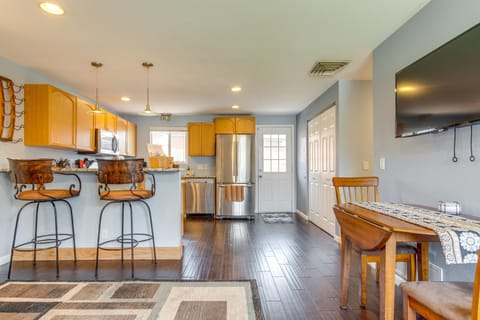 Dining Area | Dishware/Flatware Provided