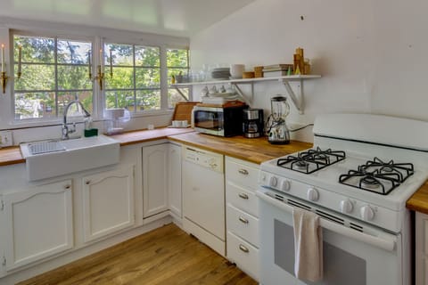 Coffee Maker | Microwave | Dishwasher | Trash Bags/Paper Towels