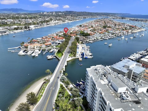 Location, location, location! 
Lido Island living!