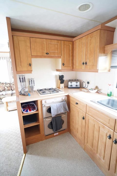 Bright fully equipped kitchen.
