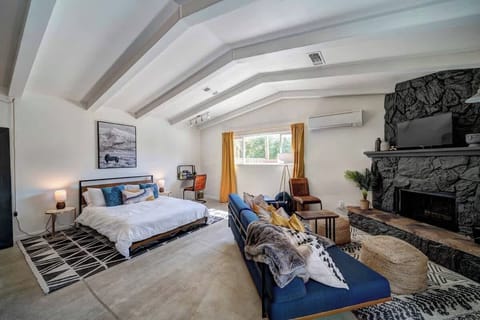 Welcome to Panorama Studio, our newly-renovated studio apartment in Redding, California. We’re located near everything you’ll want to experience in Redding including Turtle Bay Exploration Park, the Sacramento River and Sundial Bridge. 