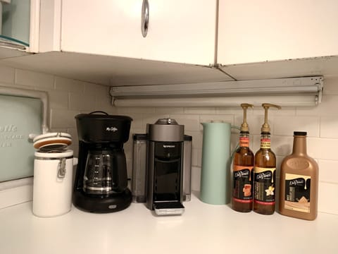 Coffee bar; espresso maker; traditional coffee maker