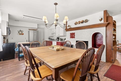 Fully equipped kitchen & dining area