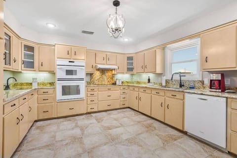 Well-equipped kitchen