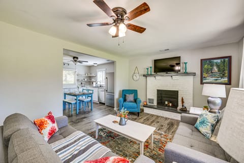 Somerset Vacation Rental | 2BR | 2BA | Steps Required | 890 Sq Ft