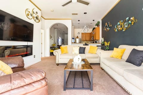 Renovated Living Room - 65" Roku Tv, Electric Fireplace, 2 Sofas, 1 Love Seat