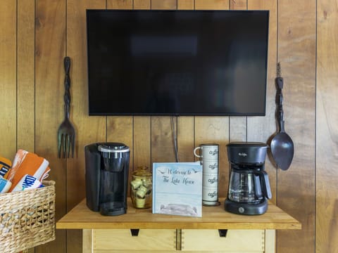 Coffee Bar/ TV